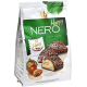 Happy Nero s lískooříškovou náplní, zalité mléčnou čokoládou s čokoládovými vločkami